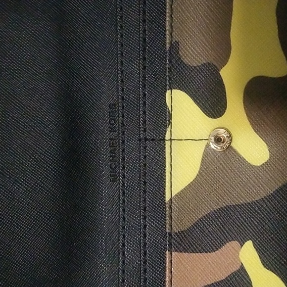 Michael kors wallet. - Picture 3 of 3